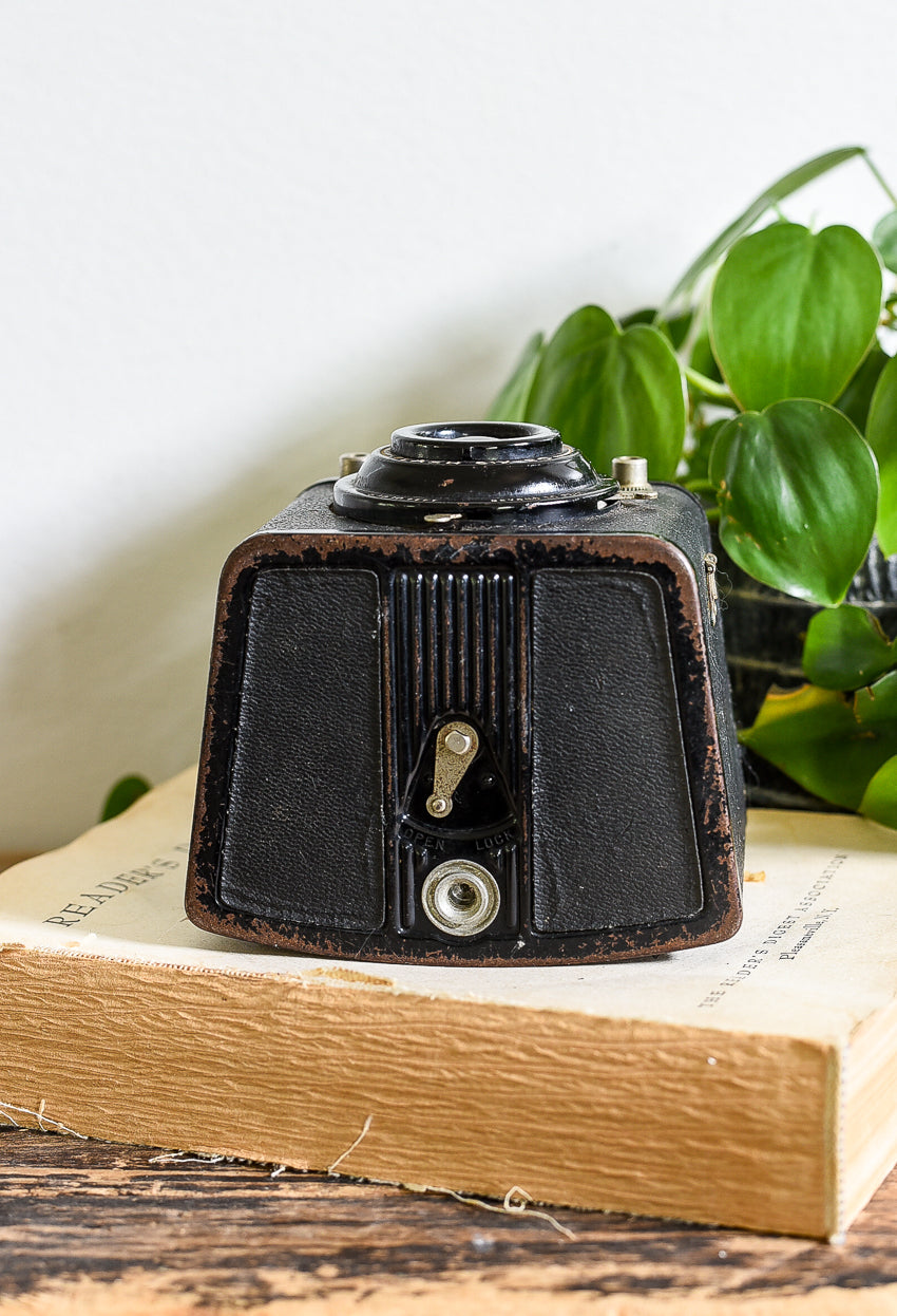 VINTAGE BROWNIE FLASH SIX-20 CAMERA