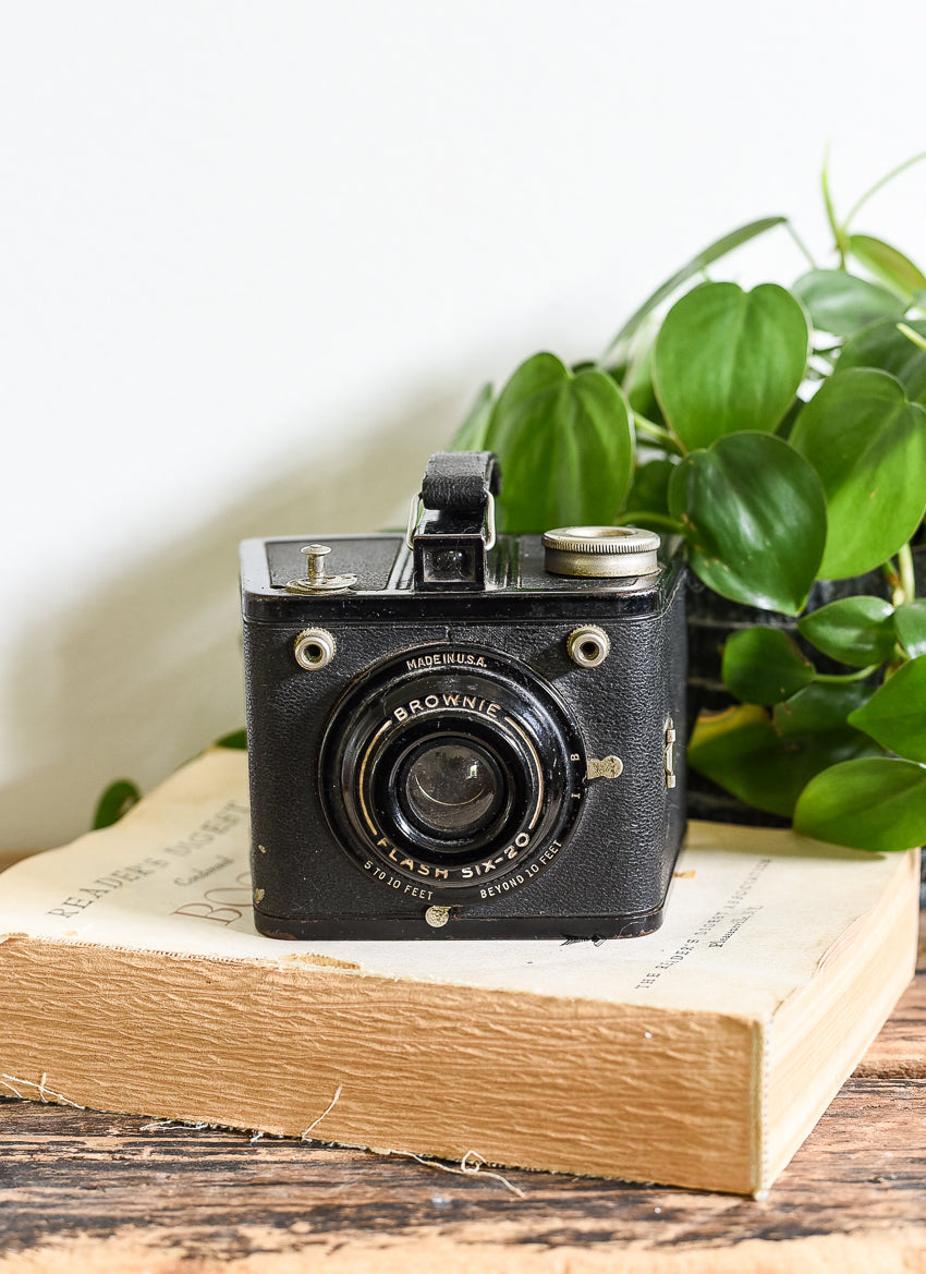 VINTAGE BROWNIE FLASH SIX-20 CAMERA