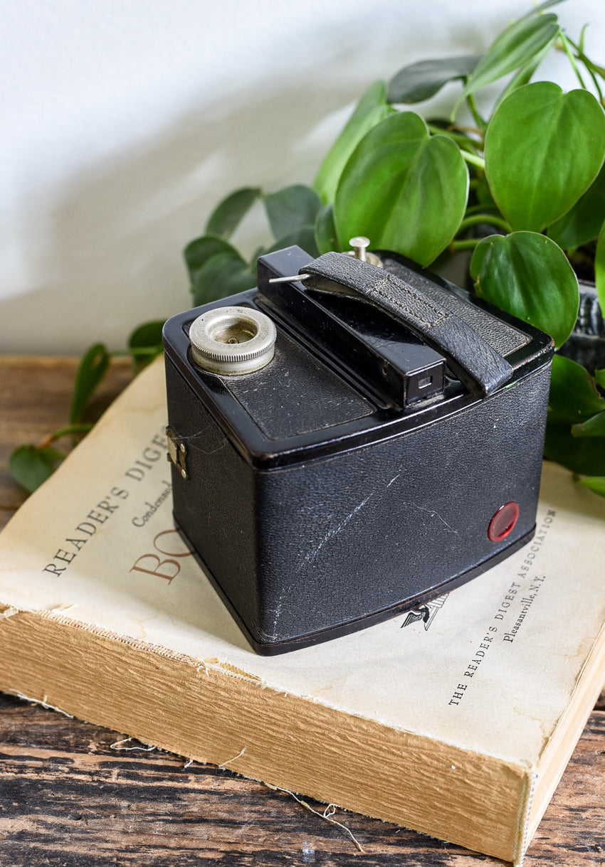 VINTAGE BROWNIE FLASH SIX-20 CAMERA