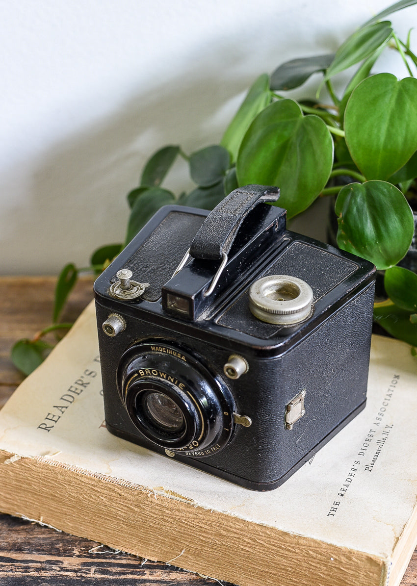 VINTAGE BROWNIE FLASH SIX-20 CAMERA